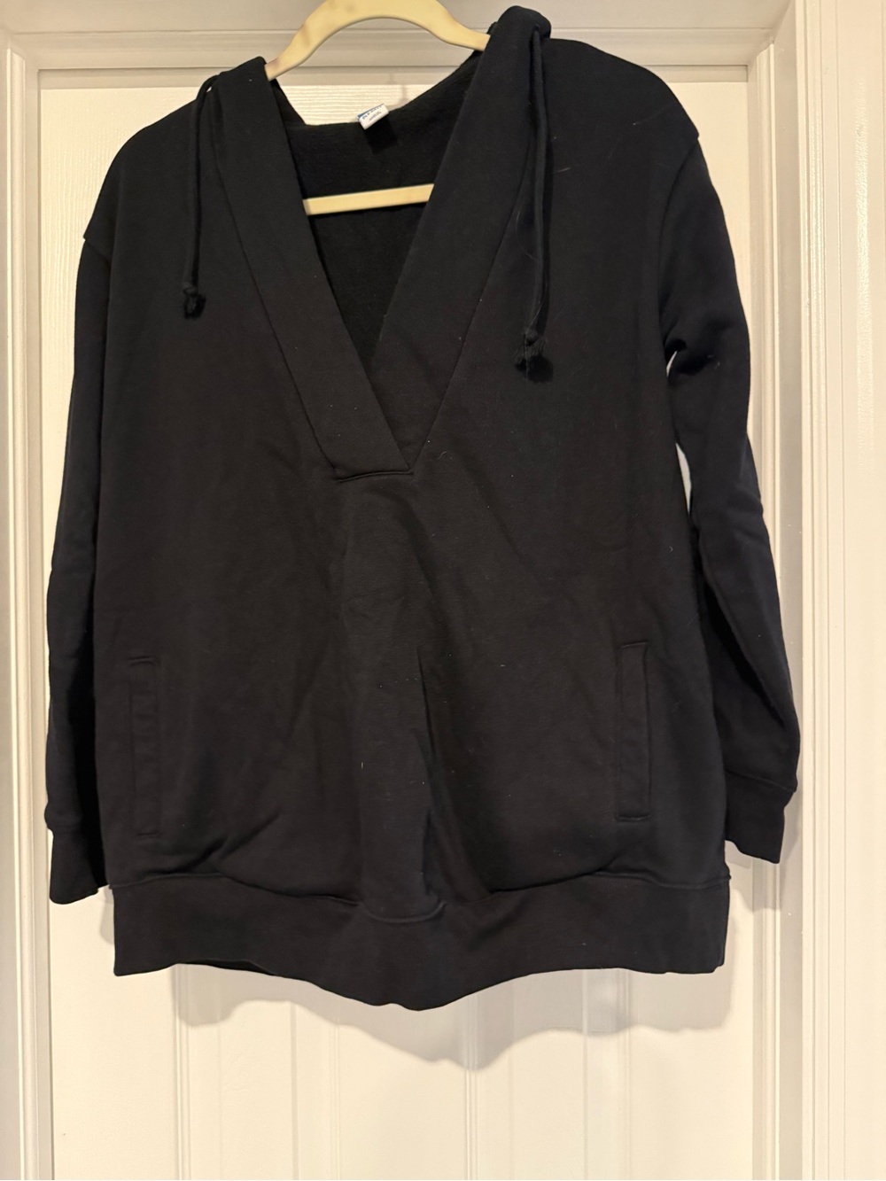 Old Navy Black Maternity Scoop Neck nursing sweatshirt - Small‎